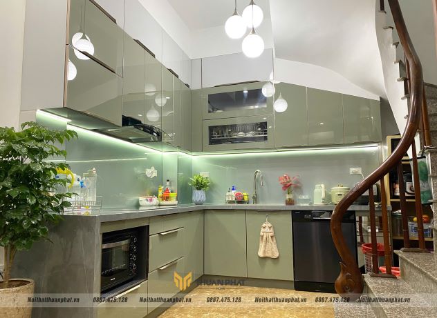Tủ Bếp Inox Cánh Kính Màu Đặc Biệt Nhà Chị Yến - Trương Định